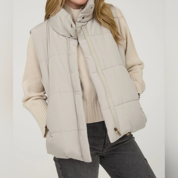 #790 🛑048 S,M,L Fabulous Solid Zip Up Puffer Vest - Picture 4 of 9